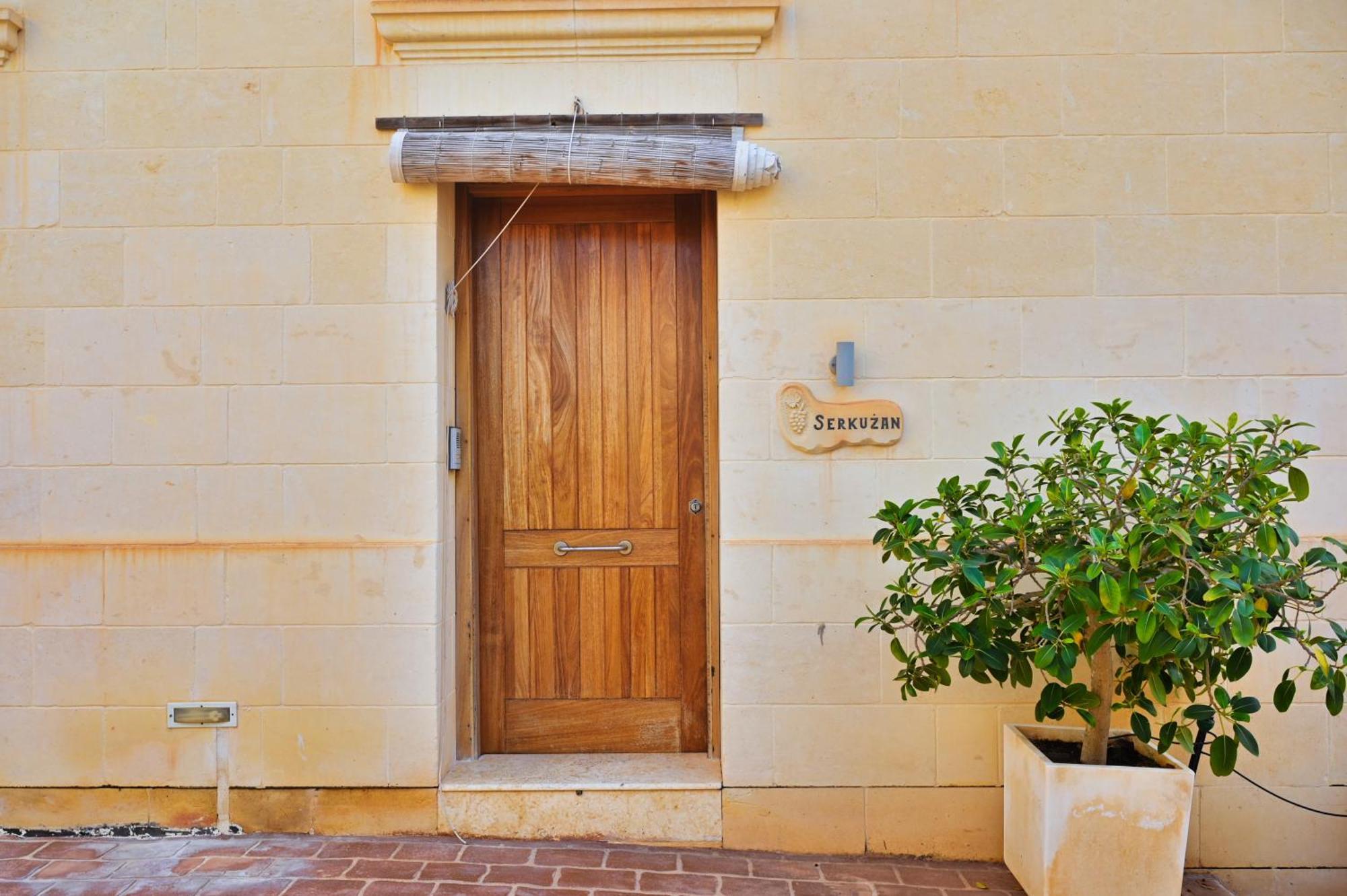 Serkuzan Xagħra Buitenkant foto